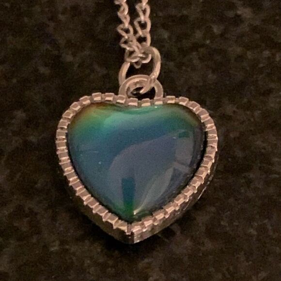 Fun Color-Changing Mood Heart Pendant Necklace, Silver Chain - Retro Gift! NEW - Picture 4 of 10
